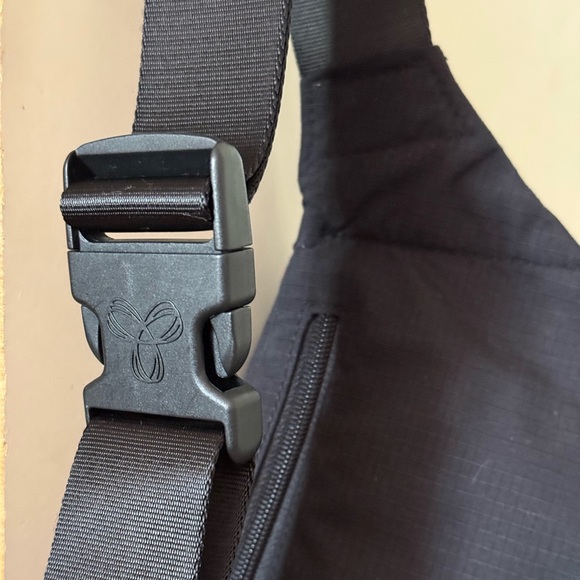 Aritzia TNA Belt Bag With Adjustable Strap, Black - Picture 4 of 4